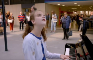 Σκορπά συγκίνηση 13χρονη τυφλή πιανίστα σε σταθμό τρένων Σκορπά-συγκίνηση-13χρονη-τυφλή-πιανίστα-σε-σταθμό-τρένων