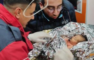 Διασώθηκε 10 ημερών μωράκι μαζί με την μαμά του μετά από 90 ώρες στα χαλάσματα στην Τουρκία Διασώθηκε-10-ημερών-μωράκι-μαζί-με-την-μαμά-του-μετά-από-90-ώρες-στα-χαλάσματα-στην-Τουρκία