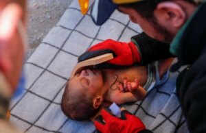 Σεισμός στην Τουρκία: Μωρό 20 ημερών σώθηκε έπειτα από 60 ώρες – Κρατούσε μια τούφα από τα μαλλιά της μητέρας του Σεισμός-στην-Τουρκία:-Μωρό-20-ημερών-σώθηκε-έπειτα-από-60-ώρες-–-Κρατούσε-μια-τούφα-από-τα-μαλλιά-της-μητέρας-του