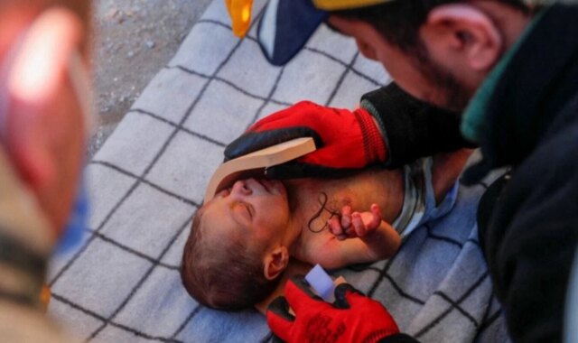 Σεισμός-στην-Τουρκία:-Μωρό-20-ημερών-σώθηκε-έπειτα-από-60-ώρες-–-Κρατούσε-μια-τούφα-από-τα-μαλλιά-της-μητέρας-του