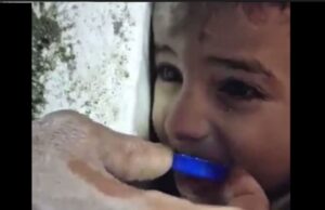 Μάχη για μικρό αγόρι στα χαλάσματα: Πίνει νερό από καπάκι για να κρατηθεί στη ζωή Μάχη-για-μικρό-αγόρι-στα-χαλάσματα:-Πίνει-νερό-από-καπάκι-για-να-κρατηθεί-στη-ζωή