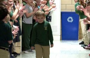 6 ετών παιδί νίκησε τον καρκίνο και όλο το σχολείο τον υποδέχτηκε με χειροκροτήματα 6-ετών-παιδί-νίκησε-τον-καρκίνο-και-όλο-το-σχολείο-τον-υποδέχτηκε-με-χειροκροτήματα