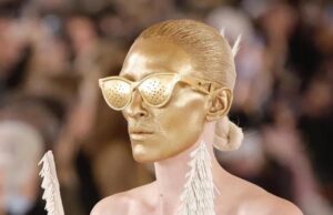 Μοντέλο θηλάζει το μωρό της πριν βγει στην πασαρέλα και γίνεται viral -Μητρότητα και μόδα πάνε μαζί Μοντέλο-θηλάζει-το-μωρό-της-πριν-βγει-στην-πασαρέλα-και-γίνεται-viral-Μητρότητα-και-μόδα-πάνε-μαζί