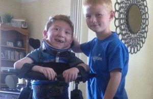 «Δεν είναι βαρύς, είναι ο αδελφός μου» λέει οκτάχρονο παιδί που κουβάλησε τον παράλυτο αδελφό του σε όλο το τρίαθλο «Δεν-είναι-βαρύς,-είναι-ο-αδελφός-μου»-λέει-οκτάχρονο-παιδί-που-κουβάλησε-τον-παράλυτο-αδελφό-του-σε-όλο-το-τρίαθλο