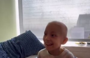 Ετοίμασαν την μεγαλύτερη έκπληξη σε 8χρόνο κορίτσι που παλεύει με τον καρκίνο (VIDEO) Ετοίμασαν-την-μεγαλύτερη-έκπληξη-σε-8χρόνο-κορίτσι-που-παλεύει-με-τον-καρκίνο-(video)