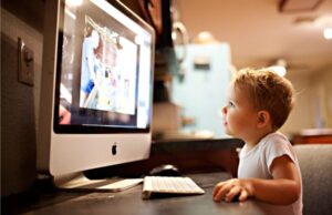 Τι συμβαίνει στα παιδιά που κάθονται πολλές ώρες μπροστά σε μια οθόνη Τι-συμβαίνει-στα-παιδιά-που-κάθονται-πολλές-ώρες-μπροστά-σε-μια-οθόνη