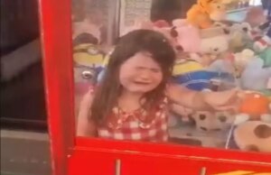 Προσπάθησε να «κλέψει» αρκουδάκι και παγιδεύτηκε στο μηχάνημα: Η απίστευτη περιπέτεια 4χρονης Προσπάθησε-να-«κλέψει»-αρκουδάκι-και-παγιδεύτηκε-στο-μηχάνημα:-Η-απίστευτη-περιπέτεια-4χρονης