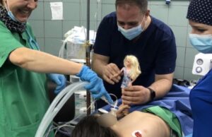 Γιατρός στη Λάρισα παίζει με μια μικρή ασθενή του για να την ηρεμήσει πριν το χειρουργείο Γιατρός-στη-Λάρισα-παίζει-με-μια-μικρή-ασθενή-του-για-να-την-ηρεμήσει-πριν-το-χειρουργείο