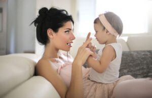 «Baby talk»: Να μιλάμε στα μωρά… μωρουδίστικα; «baby-talk»:-Να-μιλάμε-στα-μωρά…-μωρουδίστικα;