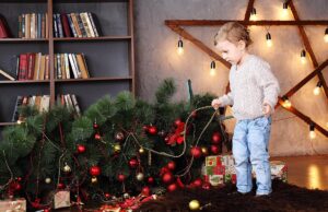 Πώς να στολίσεις το χριστουγεννιάτικο δέντρο για να μην το… γκρεμίσει το παιδί Πώς-να-στολίσεις-το-χριστουγεννιάτικο-δέντρο-για-να-μην-το…-γκρεμίσει-το-παιδί
