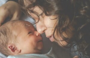 Η ακαταμάχητη μυρωδιά του μωρού – Πού οφείλεται τελικά; Η-ακαταμάχητη-μυρωδιά-του-μωρού-–-Πού-οφείλεται-τελικά;