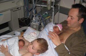 Μπαμπάς και μεγάλος αδερφός αγκαλιάζουν δέρμα με δέρμα τα πρόωρα διδυμάκια της οικογένειας Μπαμπάς-και-μεγάλος-αδερφός-αγκαλιάζουν-δέρμα-με-δέρμα-τα-πρόωρα-διδυμάκια-της-οικογένειας