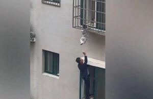 Σοκάρει βίντεο από διάσωση παιδιού στην Κίνα που κρεμόταν από μπαλκόνι: Σφήνωσε το κεφάλι του στα κάγκελα Σοκάρει-βίντεο-από-διάσωση-παιδιού-στην-Κίνα-που-κρεμόταν-από-μπαλκόνι:-Σφήνωσε-το-κεφάλι-του-στα-κάγκελα