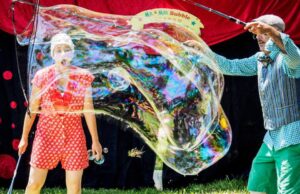 “Mr & Mrs Bubble”: Η παράσταστη με τις χιλιάδες σαπονούφοσκες “mr-&-mrs-bubble”:-Η-παράσταστη-με-τις-χιλιάδες-σαπονούφοσκες