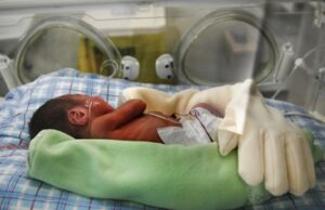 Στα σκαριά αλλαγές στην άδεια μητρότητας αν το βρέφος νοσηλεύεται σε θερμοκοιτίδα Άλλες-30-ειδικές-αγκαλιές-στην-ΜΕΝΝ-για-τα-προωράκια