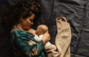 Φωτογράφος απαθανατίζει τις τρυφερές στιγμές του θηλασμού Φωτογράφος-απαθανατίζει-τις-τρυφερές-στιγμές-του-θηλασμού