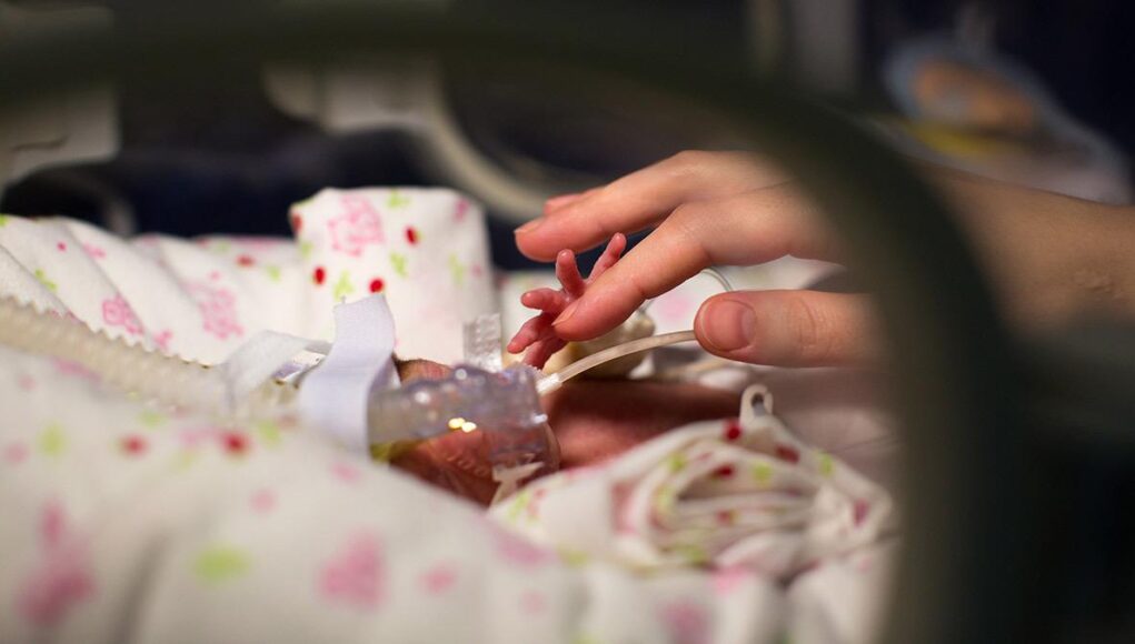 Η φωνή της μαμάς «ξυπνά» τον εγκέφαλο του πρόωρου μωρού της