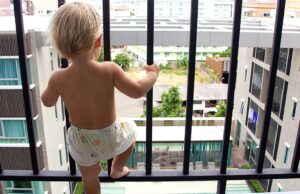 Μωράκι 18 μηνών έπεσε από τον 4o όροφο και σκοτώθηκε Μωράκι-18-μηνών-έπεσε-από-τον-4o-όροφο-και-σκοτώθηκε