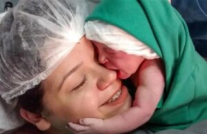 Κράτα με σφιχτά: Νεογέννητο σκαρφαλώνει πάνω στη μαμά του για να την αγκαλιάσει δευτερόλεπτα μετά την καισαρική! Κράτα-με-σφιχτά:-Νεογέννητο-σκαρφαλώνει-πάνω-στη-μαμά-του-για-να-την-αγκαλιάσει-δευτερόλεπτα-μετά-την-καισαρική!