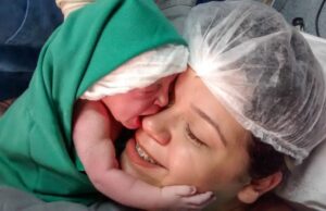 Μια εικόνα χίλιες λέξεις: Νεογέννητο αγκαλιάζει σφιχτά την μαμά του δευτερόλεπτα μετά την γέννα Μια-εικόνα-χίλιες-λέξεις:-Νεογέννητο-αγκαλιάζει-σφιχτά-την-μαμά-του-δευτερόλεπτα-μετά-την-γέννα