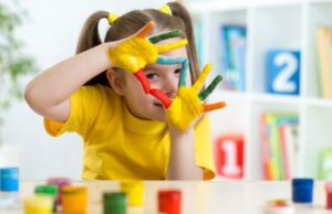 Ζωγραφική με τα… χέρια: Όλα τα οφέλη της για τα παιδιά Ζωγραφική-με-τα…-χέρια:-Όλα-τα-οφέλη-της-για-τα-παιδιά