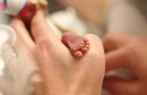 Τι κάνουμε στα δύσκολα; Κολυμπάμε! Τι-κάνουμε-στα-δύσκολα;-Κολυμπάμε!