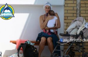 Χανιά: Παίκτρια πόλο ταΐζει το μωρό της πριν την προπόνηση Χανιά:-Παίκτρια-πόλο-ταΐζει-το-μωρό-της-πριν-την-προπόνηση