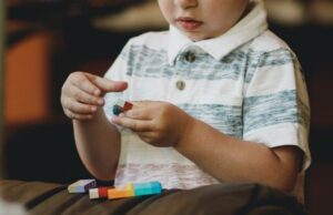 «Στο πάρτι του γιου μου ήρθαν μόνο δύο παιδάκια και ο κλόουν μοίραζε τα μπαλόνια στους περαστικούς» «Στο-πάρτι-του-γιου-μου-ήρθαν-μόνο-δύο-παιδάκια-και-ο-κλόουν-μοίραζε-τα-μπαλόνια-στους-περαστικούς»