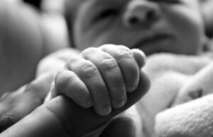 Καθαρίστρια νοσοκομείου πήγε τουαλέτα και ξαφνικά γέννησε Καθαρίστρια-νοσοκομείου-πήγε-τουαλέτα-και-ξαφνικά-γέννησε