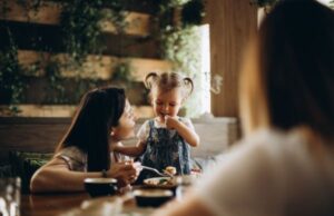 Η ώρα του φαγητού είναι μια πολύ σημαντική στιγμή για όλη την οικογένεια. Δείτε πώς θα φέρετε την ηρεμία στο τραπέζι σας. Η-ώρα-του-φαγητού-είναι-μια-πολύ-σημαντική-στιγμή-για-όλη-την-οικογένεια-Δείτε-πώς-θα-φέρετε-την-ηρεμία-στο-τραπέζι-σας.