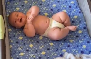 Το πιο χαριτωμένο μωράκι γελάει και μας φτιάχνει την διάθεση Το-πιο-χαριτωμένο-μωράκι-γελάει-και-μας-φτιάχνει-την-διάθεση