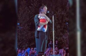 Οικονομόπουλος: Τραγούδησε κρατώντας αγκαλιά ένα μωρό Οικονομόπουλος:-Τραγούδησε-κρατώντας-αγκαλιά-ένα-μωρό