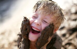 Η επιστήμη μίλησε: το παιχνίδι με τη λάσπη κάνει τα παιδιά πιο ευτυχισμένα! Η-επιστήμη-μίλησε:-το-παιχνίδι-με-τη-λάσπη-κάνει-τα-παιδιά-πιο-ευτυχισμένα!