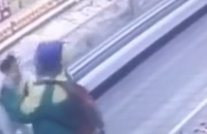 Άρπαξαν βρέφος από καρότσι σούπερ μάρκετ ενώ οι γονείς ψώνιζαν Άρπαξαν-βρέφος-από-καρότσι-σούπερ-μάρκετ-ενώ-οι-γονείς-ψώνιζαν