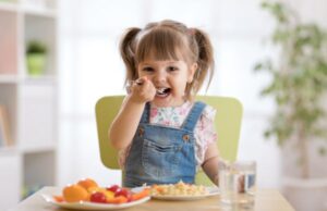 Έτσι θα μάθετε στο παιδί να τρώει μόνο του Έτσι-θα-μάθετε-στο-παιδί-να-τρώει-μόνο-του