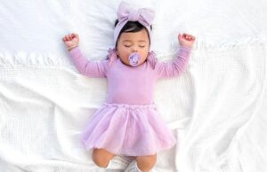 Μαμά φωτογραφίζει την κόρη της καθώς κοιμάται σε απίθανες πόζες Μαμά-φωτογραφίζει-την-κόρη-της-καθώς-κοιμάται-σε-απίθανες-πόζες