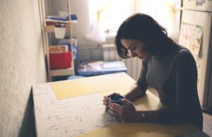 «Μητρική ενοχή» η μάστιγα που πρέπει να νικήσουμε «Μητρική-ενοχή»-η-μάστιγα-που-πρέπει-να-νικήσουμε