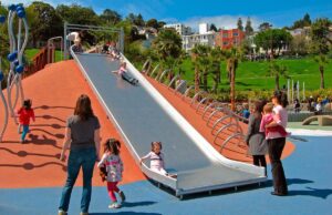 Γιατί δεν πρέπει να κατεβαίνετε την τσουλήθρα αγκαλιά με το παιδί σας Γιατί-δεν-πρέπει-να-κατεβαίνετε-την-τσουλήθρα-αγκαλιά-με-το-παιδί-σας