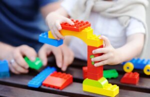 Το παιχνίδι και ο ρόλος του στην ομιλία του παιδιού Το-παιχνίδι-και-ο-ρόλος-του-στην-ομιλία-του-παιδιού