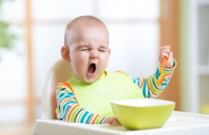 Νήπιο: Πώς να διαχειριστείτε τη «διαμαρτυρία» του για το φαγητό Γιατί-τα-νήπια-πετάνε-κάτω-το-φαγητό-τους;