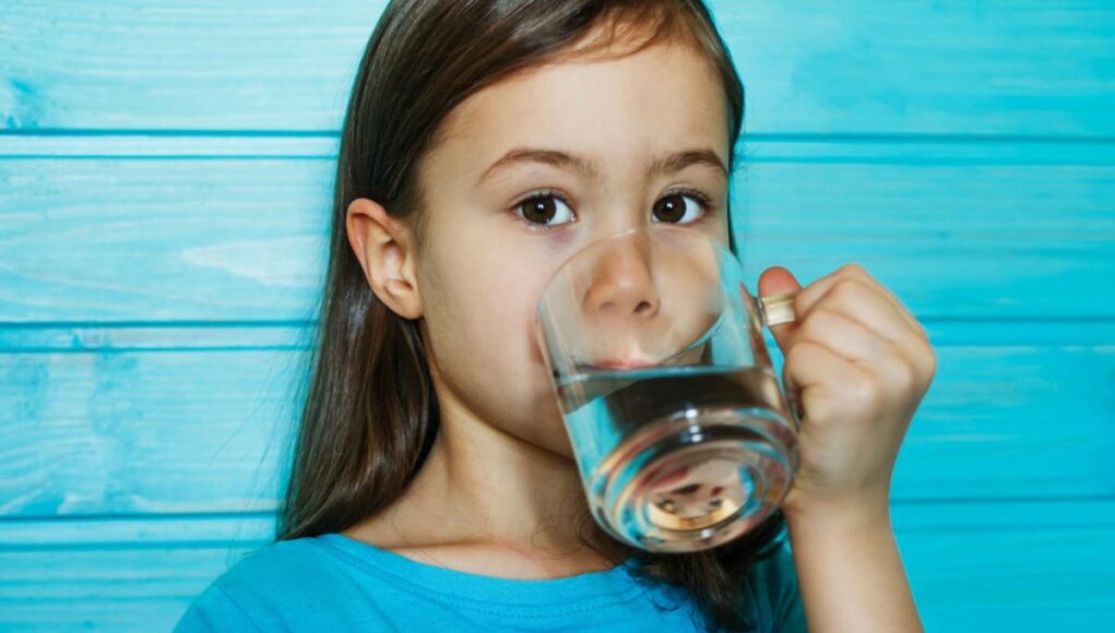 Πόσο νερό να πίνουν τα μωρά και τα παιδιά;