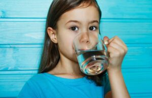 Πόσο νερό πρέπει να πίνουν τα παιδιά Πόσο-νερό-πρέπει-να-πίνουν-τα-παιδιά