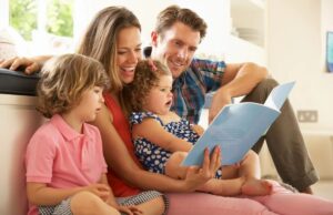 Ένα «κενό εκατομμυρίων λέξεων» αντιμετωπίζουν τα παιδιά που δεν τα διαβάζουν βιβλία οι γονείς στο σπίτι Ένα-«κενό-εκατομμυρίων-λέξεων»-αντιμετωπίζουν-τα-παιδιά-που-δεν-τα-διαβάζουν-βιβλία-οι-γονείς-στο-σπίτι