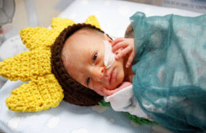 Τα πιο όμορφα λουλούδια – Νοσοκόμες έντυσαν νεογέννητα με πλεκτές λουλουδένιες στολές Τα-πιο-όμορφα-λουλούδια-–-Νοσοκόμες-έντυσαν-νεογέννητα-με-πλεκτές-λουλουδένιες-στολές