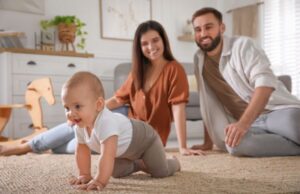 Κινητική ανάπτυξη μωρού: Πότε κάθεται όρθιο, γυρίζει και μπουσουλάει Κινητική-ανάπτυξη-μωρού:-Πότε-κάθεται-όρθιο,-γυρίζει-και-μπουσουλάει