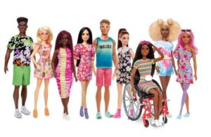 Mattel | Η Barbie με ακουστικά βαρηκοΐας και ο Ken με λεύκη, με στόχο τη συμπερίληψη mattel-|-Η-barbie-με-ακουστικά-βαρηκοΐας-και-ο-ken-με-λεύκη,-με-στόχο-τη-συμπερίληψη