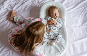 Ξεκαρδιστικό βίντεο: Παιδιά αλλάζουν πάνα στα μωρά αδερφάκια τους Ξεκαρδιστικό-βίντεο:-Παιδιά-αλλάζουν-πάνα-στα-μωρά-αδερφάκια-τους