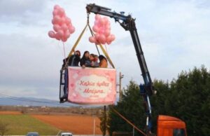 Ανέβηκαν στο γερανό για να καλωσορίσουν τη… μπέμπα Ανέβηκαν-στο-γερανό-για-να-καλωσορίσουν-τη…-μπέμπα