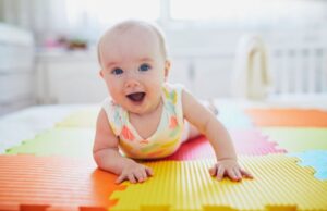 Tummy time: Γιατί το μωρό πρέπει να περνάει χρόνο μπρούμυτα tummy-time:-Γιατί-το-μωρό-πρέπει-να-περνάει-χρόνο-μπρούμυτα
