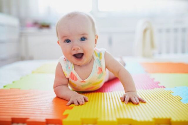 tummy-time:-Γιατί-το-μωρό-πρέπει-να-περνάει-χρόνο-μπρούμυτα